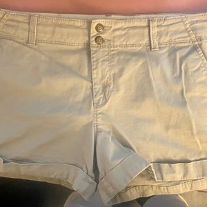 ☀️Old Navy 3.5” khaki short🌴